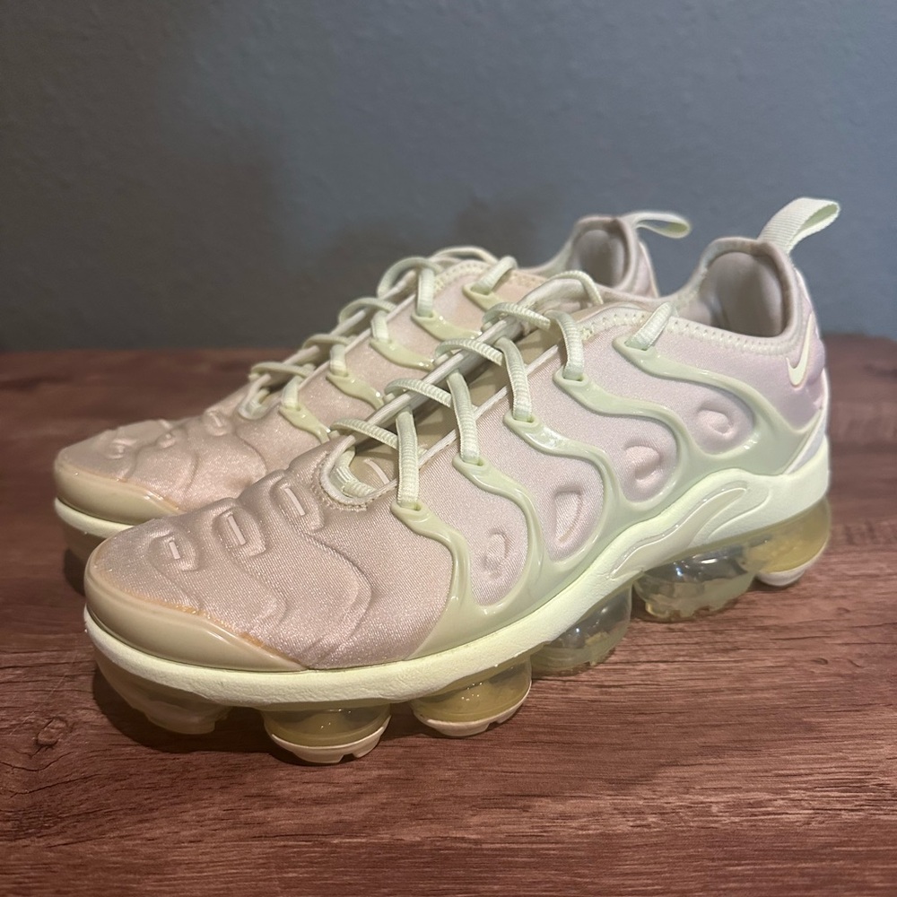 Nike Women's Sneakers in Cream and Tan